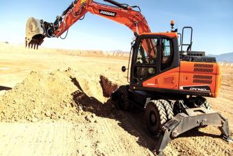 Doosan DX140W-5 wheeled excavator digs with bucket.